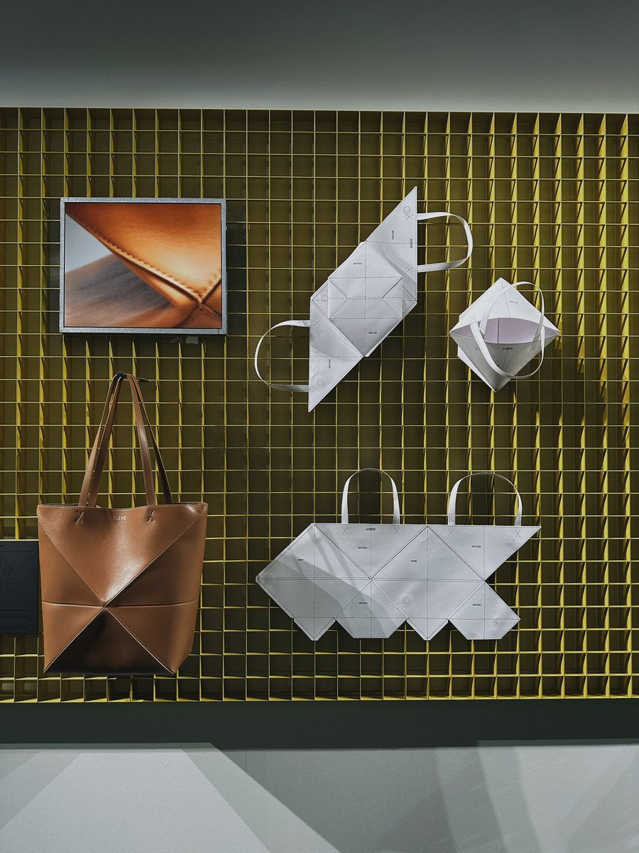 24sy___'s tweet photo. 「ロエベ クラフテッド・ワールド展」を観に行きました！

LOEWEの世界観に没入できるインスタレーションはもちろんのこと、ブランドの歴史、職人のクラフトマンシップを紹介している作品が特に素敵でした

#LOEWECraftedWorldTokyo https://t.co/Q177qZcFeL