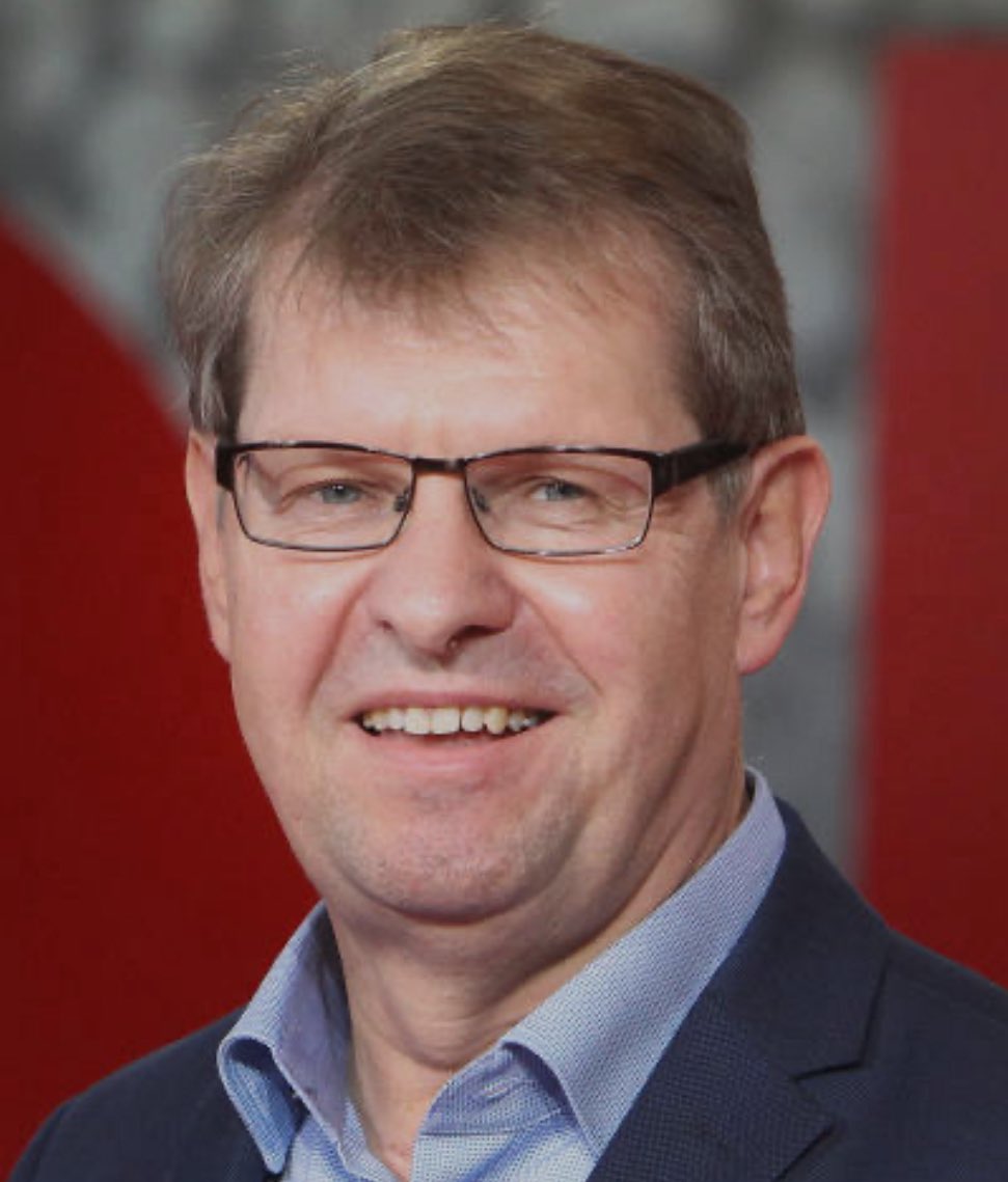 ArnoGottschalk's tweet photo. Warum Stegners Reise nach Baku kein Skandal ist – sondern ein Signal der Verantwortung

Viel Lärm, viel Empörung. @Ralf_Stegner nimmt an einem Treffen mit russischen Gesprächspartnern teil – nicht im Auftrag der Regierung, nicht geheim, nicht finanziert vom Staat. Sondern aus der Überzeugung, dass in Zeiten der Konfrontation Gesprächskanäle nicht abreißen dürfen.

Doch was folgt, ist ein reflexhafter Skandalmodus: „inakzeptabel“, „naiv“, „gefährlich“. Diese Reaktionen zeigen, wie eng außenpolitisches Denken inzwischen geworden ist. Wer noch Kontakt sucht, gilt als verdächtig. Wer Brücken erhalten will, als gefährlich.

Dabei war Stegner nicht allein: Auch frühere CDU-Spitzen wie Ronald Pofalla waren dabei. Das Treffen in Baku war parteiübergreifend – getragen von der gemeinsamen Sorge, dass sich Europa in eine strategische Sackgasse manövriert, wenn der letzte Rest Dialog abreißt.

Frieden entsteht nicht durch Lautstärke, sondern durch Kanäle, die auch dann offenbleiben, wenn andere sie schon schließen wollen. Wer heute noch mit der anderen Seite spricht, mag dafür kritisiert werden – aber morgen könnten genau diese Gesprächskanäle entscheidend sein.

Stegners Reise war kein Akt der Naivität, sondern ein bewusstes Bemühen, das diplomatische Fenster nicht endgültig zu verbarrikadieren.
In der aufgeheizten Atmosphäre von Kriegsrhetorik und Schwarz-Weiß-Denken ist das nicht nur verantwortungsbewusst – es ist auch mutig.

#Stegner #Baku #Diplomatie #Russland #Außenpolitik #Frieden #Gesprächskanäle #Deeskalation #SPD #CDU