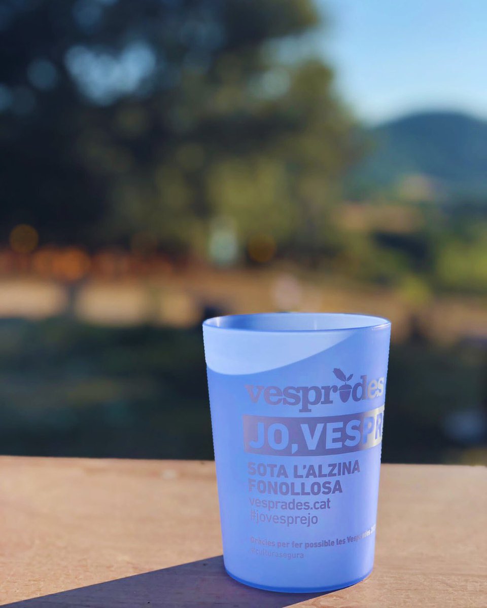 No és només un got.
És un record. Una promesa. Una manera de viure l’estiu.

Quan arriba el juliol, nosaltres #vesprejem.
I tu?

🌳 Música, natura i comunitat
🎶 12 de juliol <a href="/ManuGuix/">Manu Guix</a> 
🎟️ Entrades vesprades.cat

#JoVesprejo #Vesprades #MúsicaAmbArrels #ExperiènciaÚnica