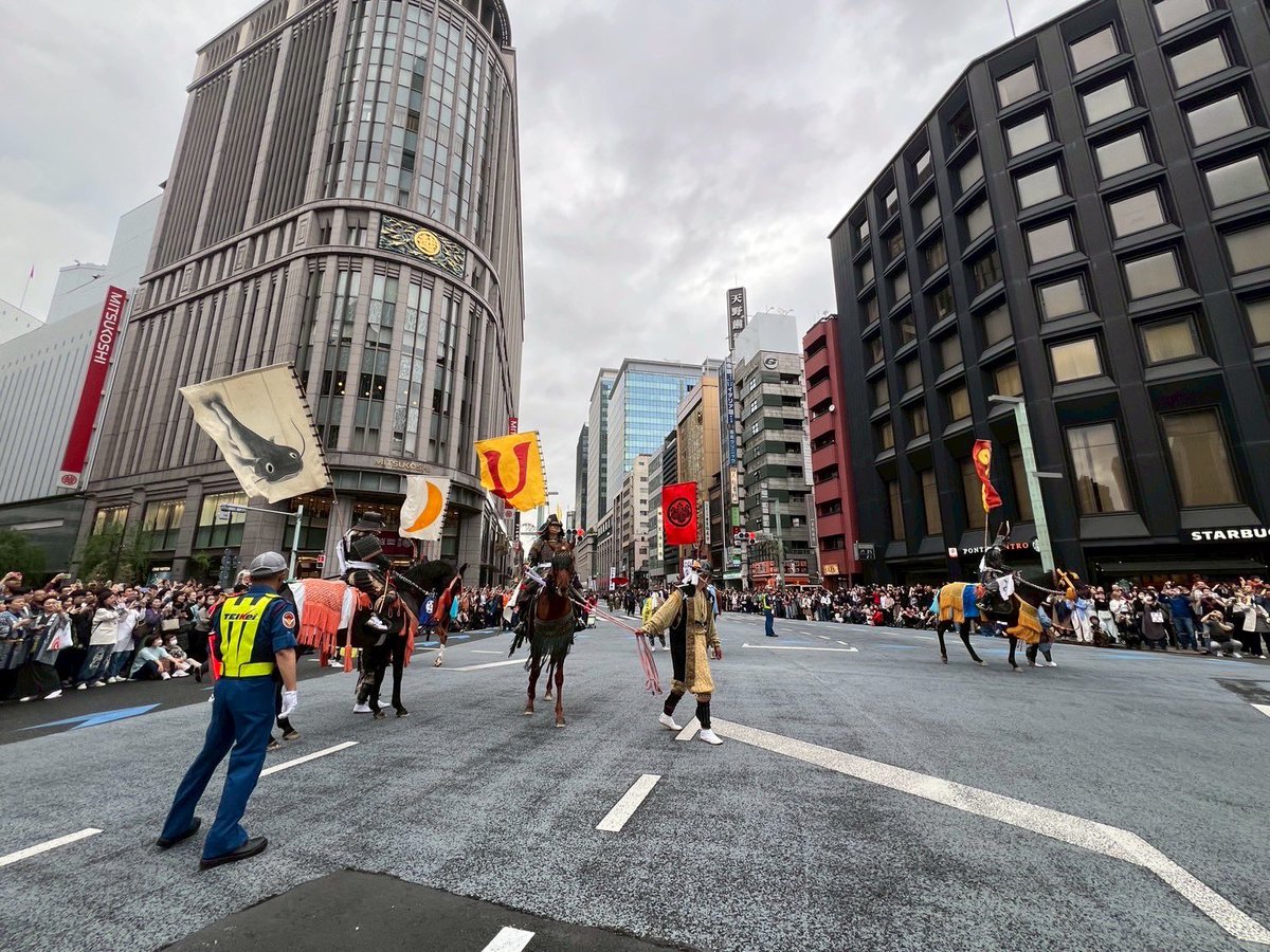 ＿人人人人人人人人＿
＞ ！来たぞ三越！＜
￣Y^Y^Y^Y^Y^Y^ ￣

※そしてしっかり映り込むナマズ

 #令和7年神田祭