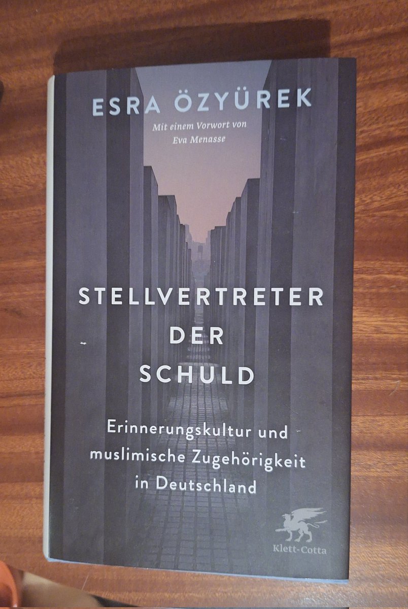Ein sehr gutes Buch, auch gerade jetzt. Teilweise nur schwer zu ertragen, wie das Holocaust-Gedenken als Gehirnwäsche für muslimische Deutsche und besonders Palästinenser*innen genutzt wird, damit sie sich im Holocaust aber auch gegen Israel als Täter verstehen.