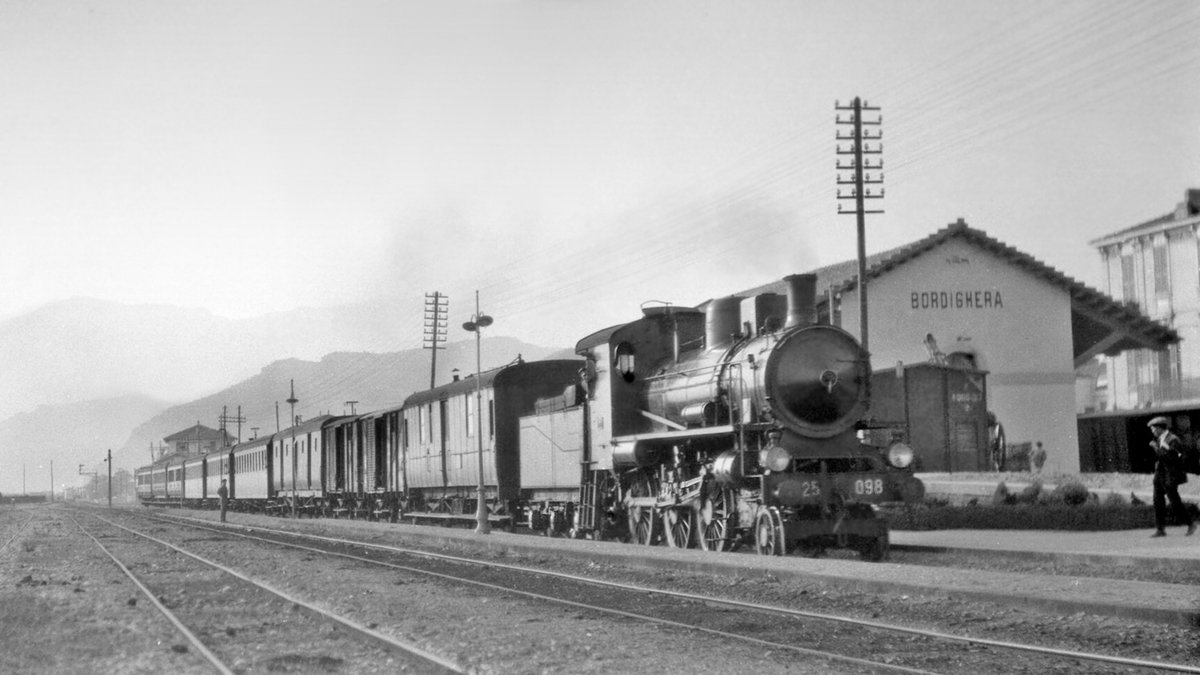 VicAlbert11's tweet image. Ferrovie Dello Stato (Italian State Railways) 625 class 2-6-0 Prairie No. 625-098 paused at Bordighera on the Italian Riviera on 5th October 1927 - Edited. (Denver Public Library OP-20602) 📷Otto Perry