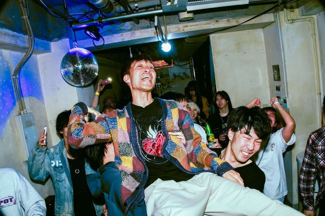 6_of_MILLION's tweet photo. Best69のライブフォト📷
お客さんとしてめちゃくちゃ楽しめた1日だったな〜🙌🙌

エルレガーデンズとパシャリ！
良い笑顔してるね☺️

初めましてだったよーすけさんとも
ラウドかかったら大盛り上がり！

#Best69 https://t.co/BkGOXcV8hp