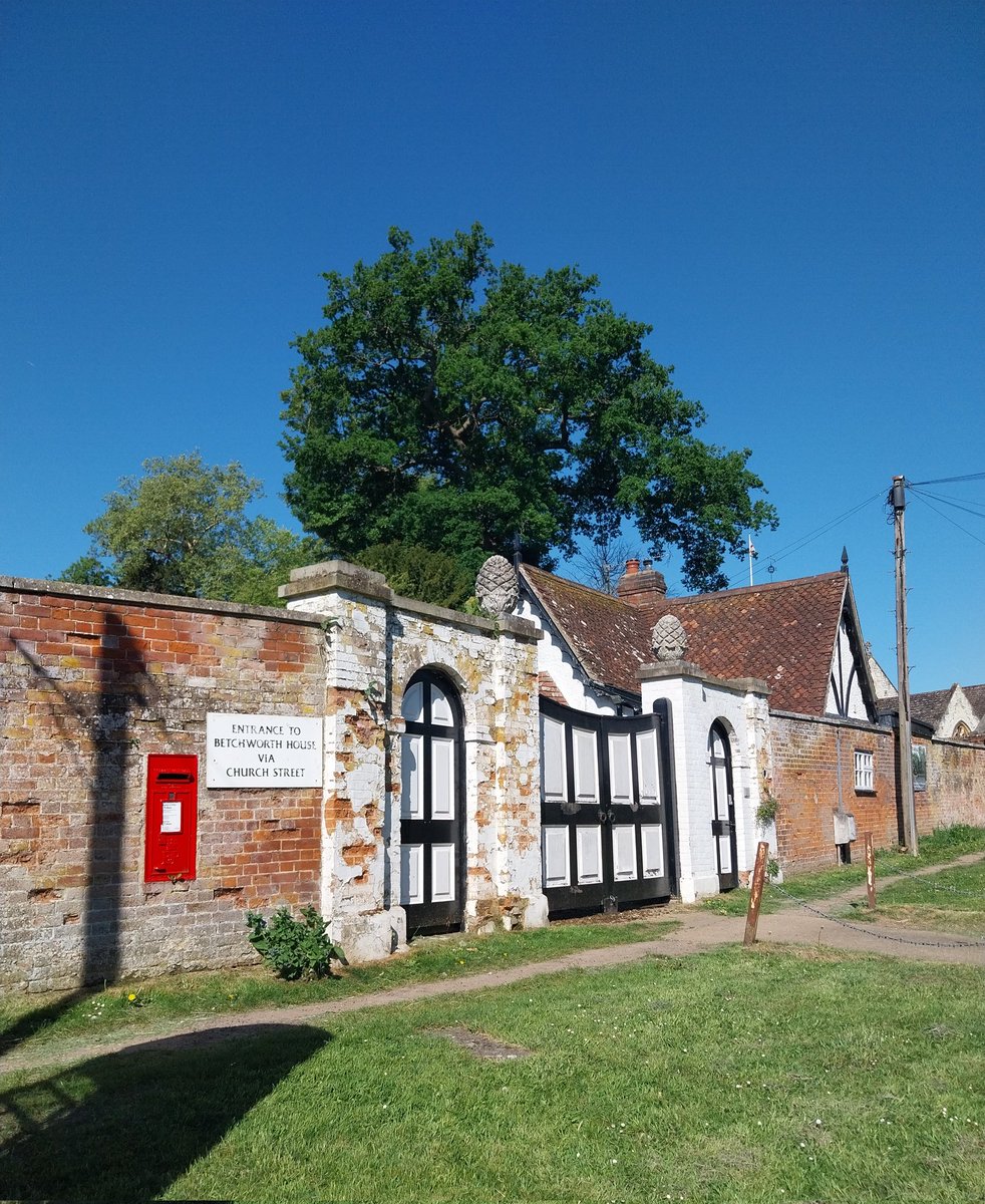 Sunny Betchworth in Surrey for a hike a day spotted this tiny Edwardian wallbox #postboxsaturday <a href="/letterappsoc/">Handwritten Letter</a>