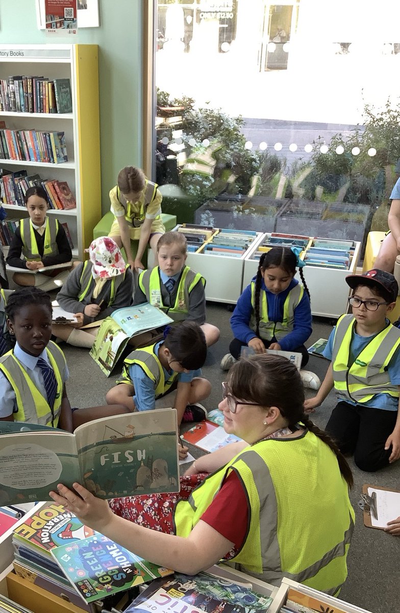 StAugustinesTW's tweet image. Year 3 and 4 walked to the library to find books about rubbish and recycling. On the way back, they did a litter pick to tidy up the streets, thinking about our Catholic social teaching theme Care for creation. @rcaoseducation @RC_Southwark @kcsp_academies @O_RomeroAward