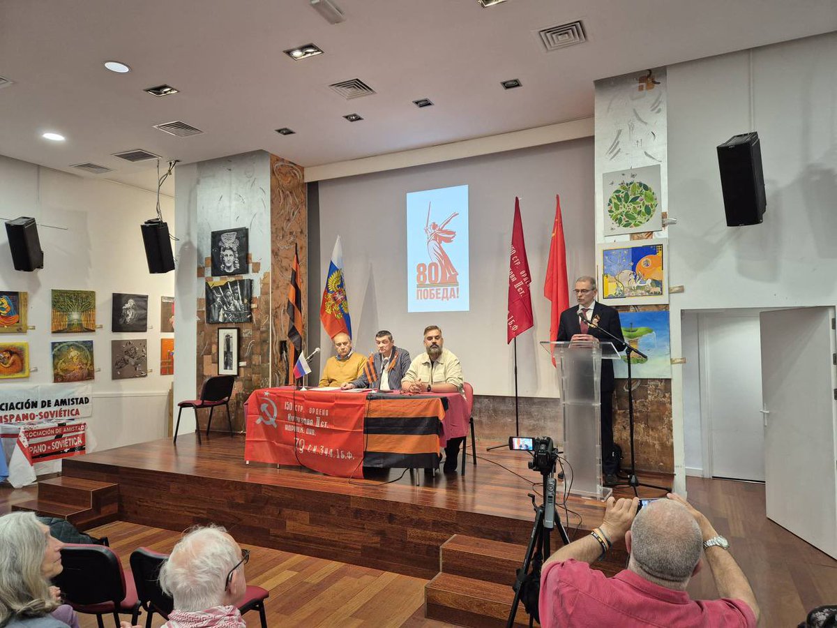 📆 El 9 de mayo en Madrid se celebró una conferencia dedicada al 80º. Aniversario de la Victoria en la Gran Guerra Patria.

El Ministro Consejero de la Embajada de Rusia 🇷🇺 en España 🇪🇸 Dmitry Sokolov dio la bienvenida a los organizadores y participantes del evento.

#Victoria80