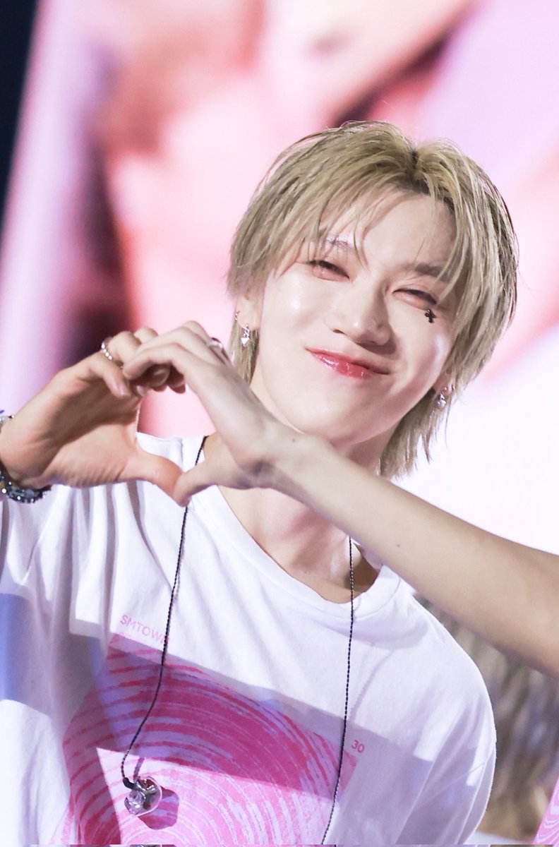 10velyten25's tweet photo. Ten lied to me. I don't believe you ➡️ 30 years old. 

HE'S GLOWIIIING &amp; YOUNG✨️✨️✨️✨️
#TEN #TENLEE #เตนล์ #텐
#SMTOWN #SMTOWN2025
#SMTOWN_LIVE_MEXICO_CITY https://t.co/GM2lCo1JHC