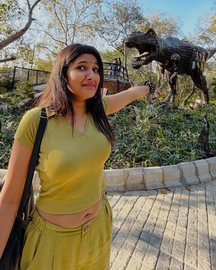 पीछे #डायनासोर बहुत बड़ा है ....!! 🌝😂🦖