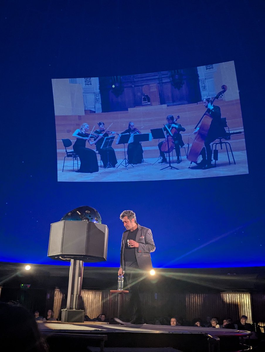 GastonGiribet's tweet photo. Algunas imágenes de la charla de ayer en el @planetarioBA. Les agradezco a todos los que vinieron. Más de 250 personas que se reúnen  en los bosques de Palermo un viernes por la noche a escuchar y conversar sobre la teoría de cuerdas merecen su línea en el poema de los justos. https://t.co/M9kvY8zHEI
