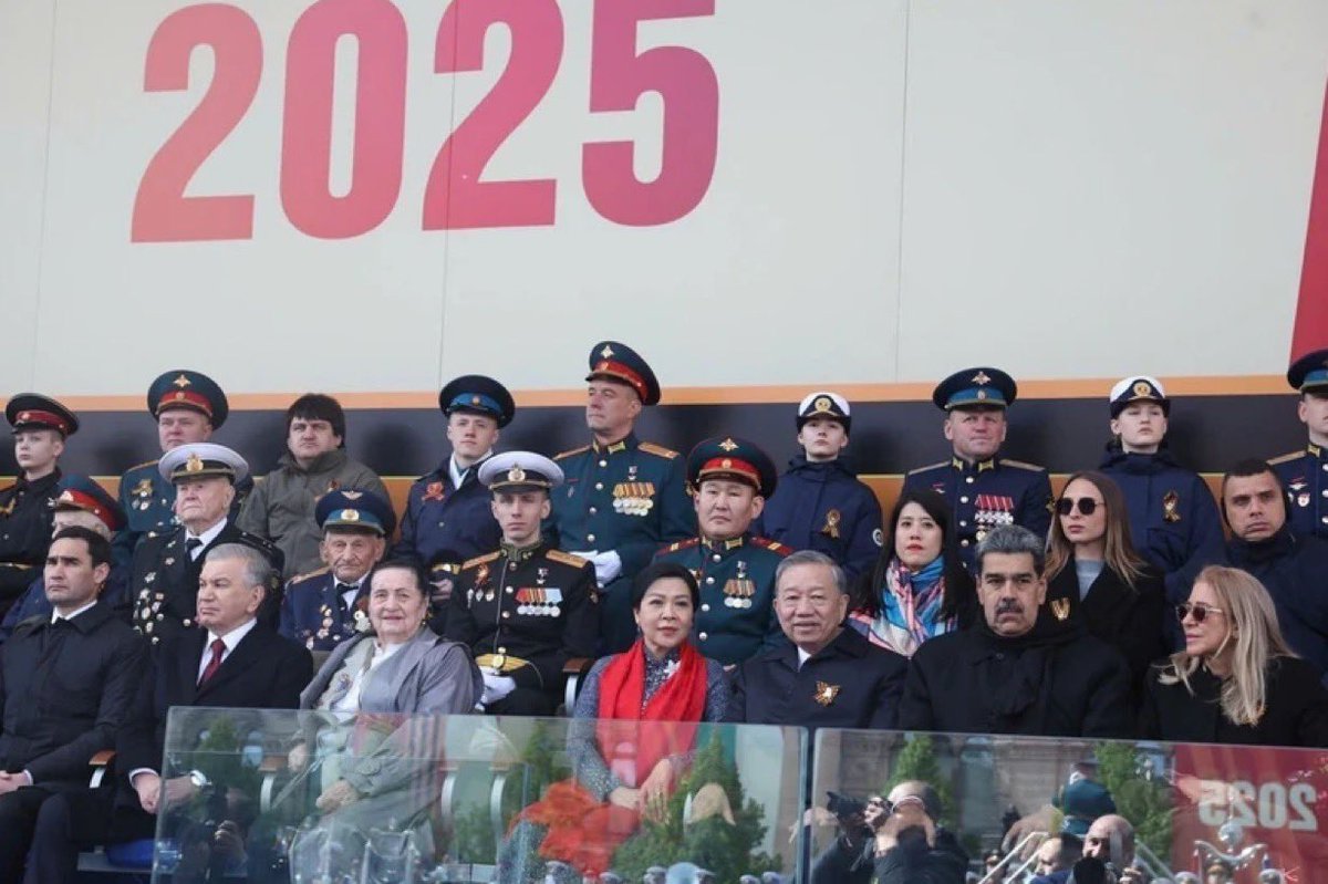 🚨 VIỆT NAM VỪA ĐỨNG VAI VỚI PUTIN — TRONG KHI PHƯƠNG TÂY QUAY LƯNG LẠI.

🇷🇺 Cuộc diễu hành Ngày Chiến thắng của Putin vinh danh chiến thắng của Liên Xô trước Đức Quốc xã — và thể hiện sức mạnh đang trỗi dậy sau cuộc bao vây

Không có Mỹ, không có Anh,