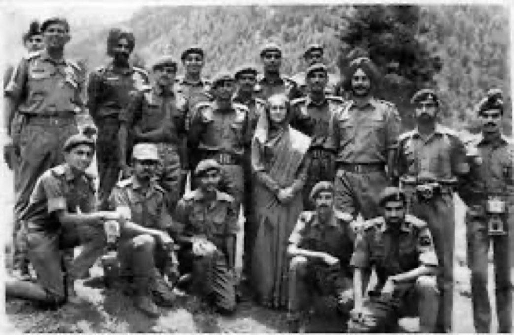 Abhishekarjun22's tweet photo. अमेरिका की आँख में आँख डाल कर 
पाकिस्तान के दो टुकड़े कर के 
विश्व का भूगोल बदल दिया था 
ऐसी थीं इंदिरा गांधी वो भी 1971 जैसे हालात में ।

#1971 #1999 https://t.co/T5Zd8ZEms5