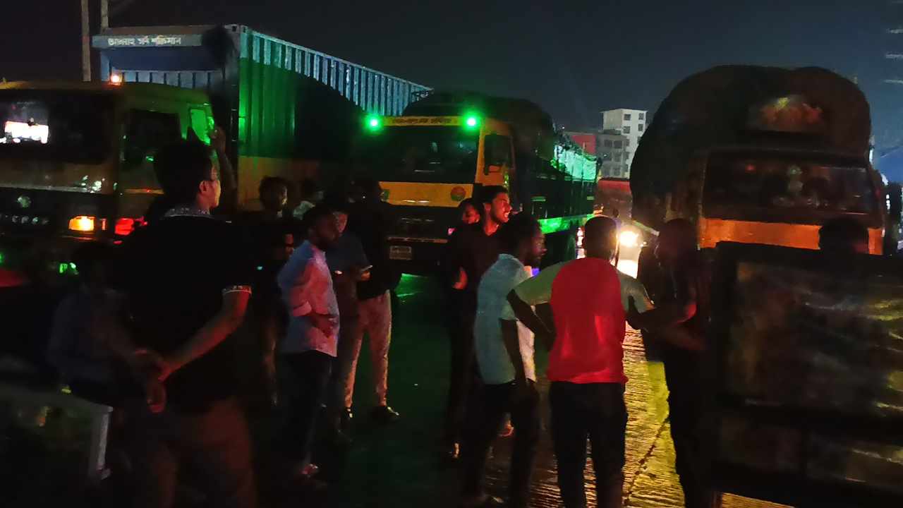 কালিয়াকৈরে আ’লীগ নিষিদ্ধের দাবিতে মহাসড়ক অবরোধ করে ছাত্র জনতার বিক্ষোভ