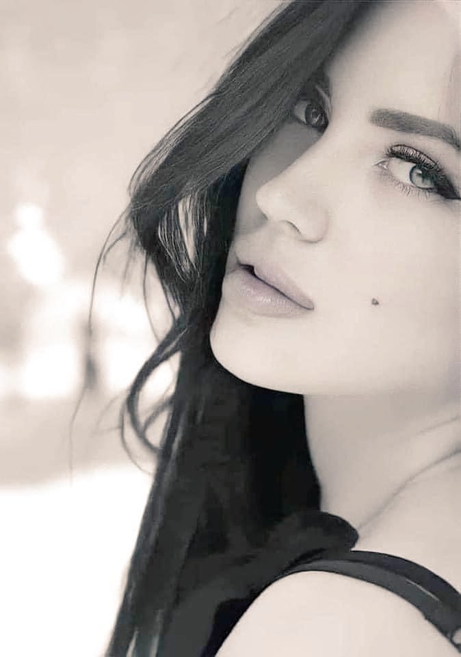 أكتب أليك 
ولهيب الشوق
قد أذاب 
قلمي وجفف
محبرتي
أكتب عنا 
عن البعاد
بلهفة عاشق
يبحث عن لقاء 
أكتب وليتك
تقرأ ما 
أكتب حين 
يشتد بي 
الشوق  أليك❤️