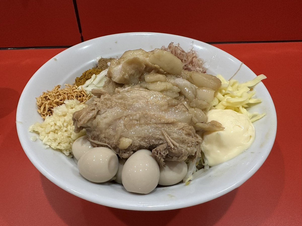 jigowatt1's tweet photo. 今日もラーメンノックアウト南花畑本店行ってきました♪
限定カレーです！
ノックアウトさんは豚が超絶美味い😋
ごちそうさまでした〜。 https://t.co/qpEP074gju