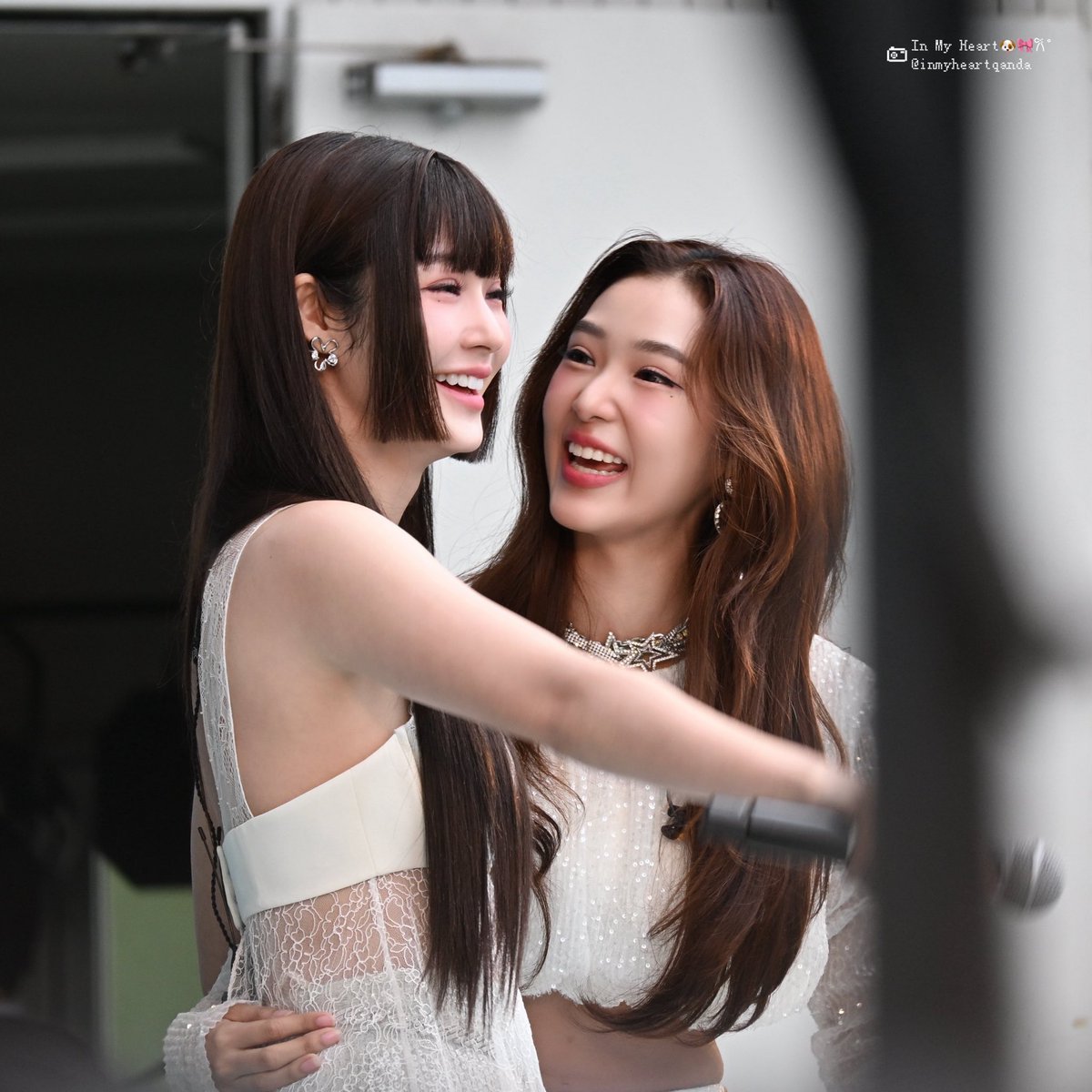 fxfrvr's tweet photo. woah this is the first time I see the version where Film is the one holding Namtan’s waist 😳 why does this photo scream RachaNaree 😳

#ThaiFestivalTokyo2025xNF
#น้ำตาลฟิล์ม #NamtanFilm https://t.co/n5Q5zfRju8