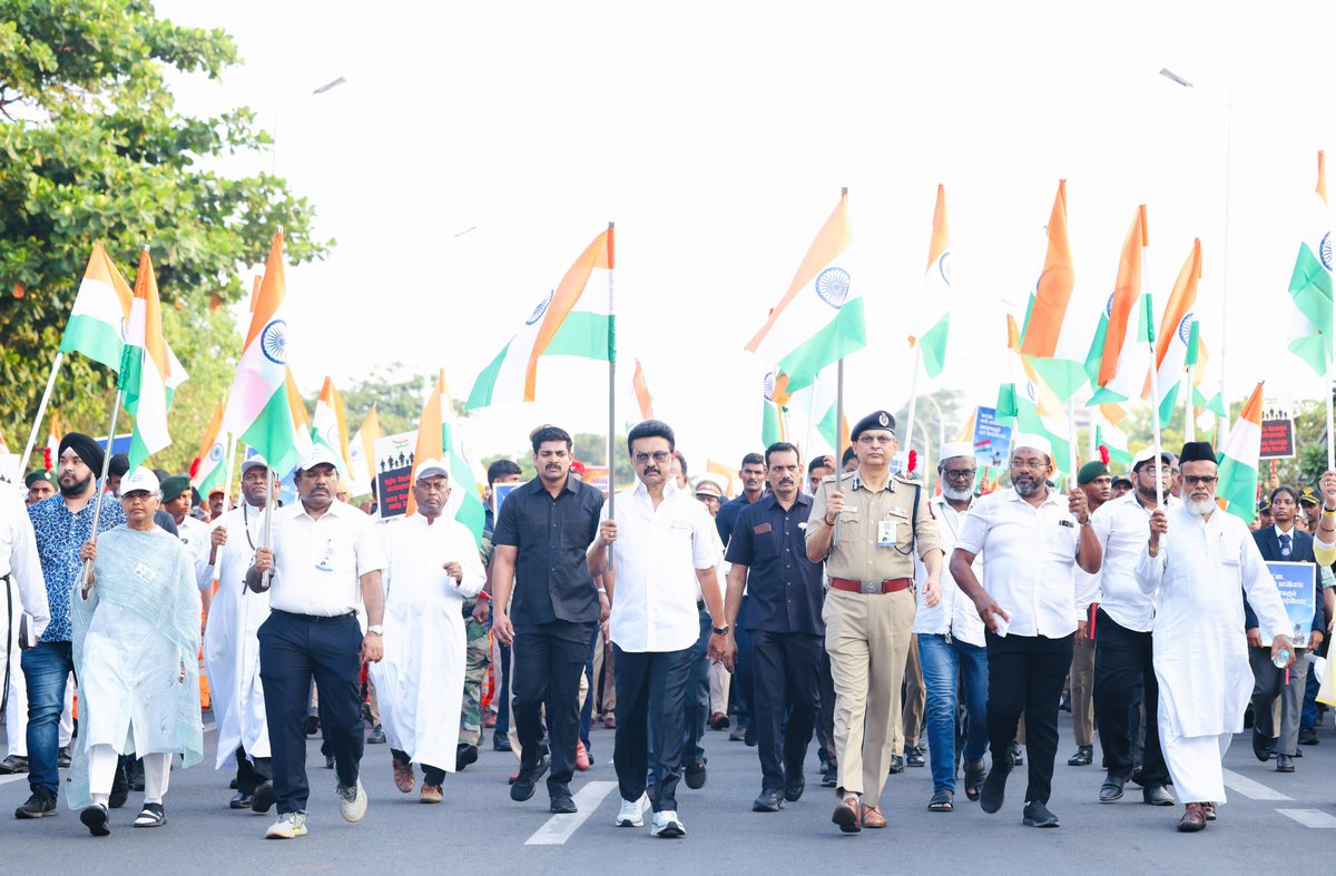 mkstalin's tweet photo. Tamil Nadu marched in solidarity with the #IndianArmedForces.

The ceasefire is a welcome step — may peace endure. Our heartfelt salute to the courage of those who guard our borders.

@adgpi @HQ_IDS_India @DefenceMinIndia https://t.co/T6YoIiNmwO