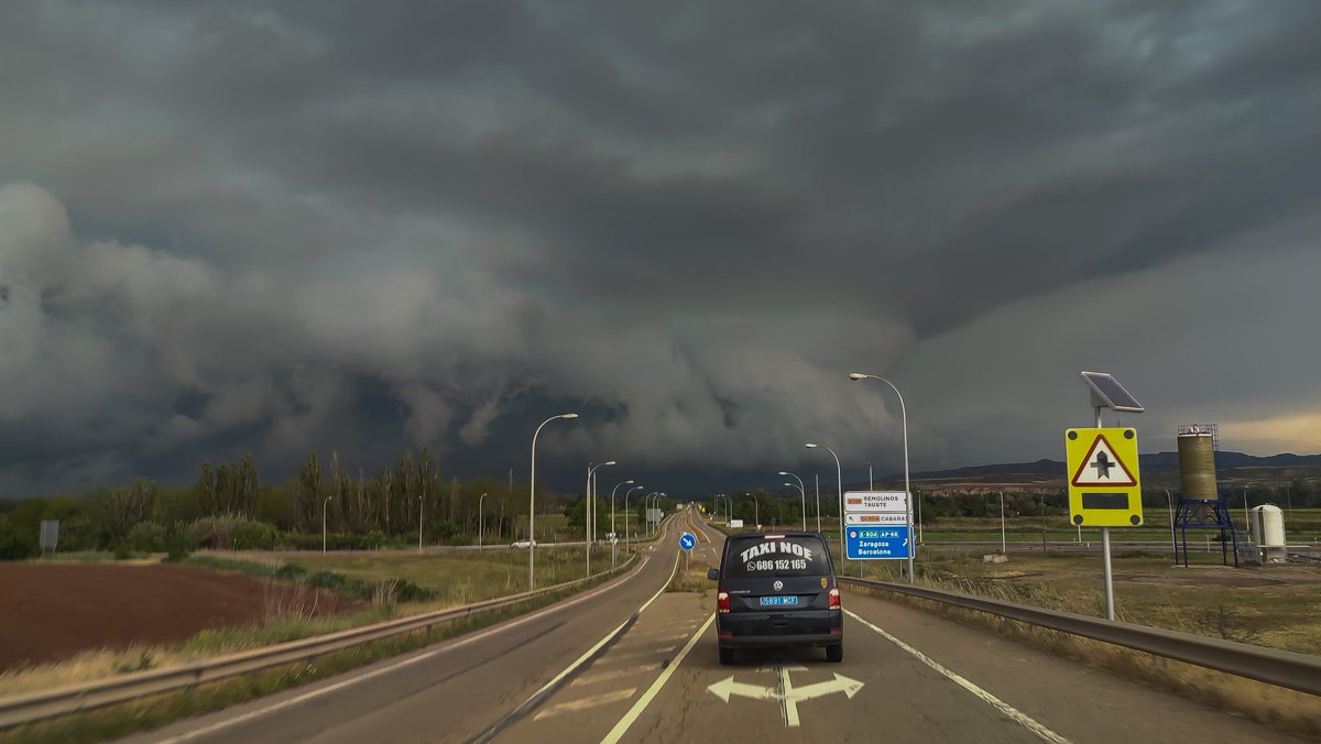 Tormentas_ZGZ's tweet photo. Increíble @supercelula pillada trabajando desde #alagon provincia de #zaragoza, increíble😱⚡
@meteo_aragon @MeteoredES @ElTiempoes @ecazatormentas @Stormyalert @eltiempo_atv @tiempobrasero https://t.co/0ZWQOAxRtn