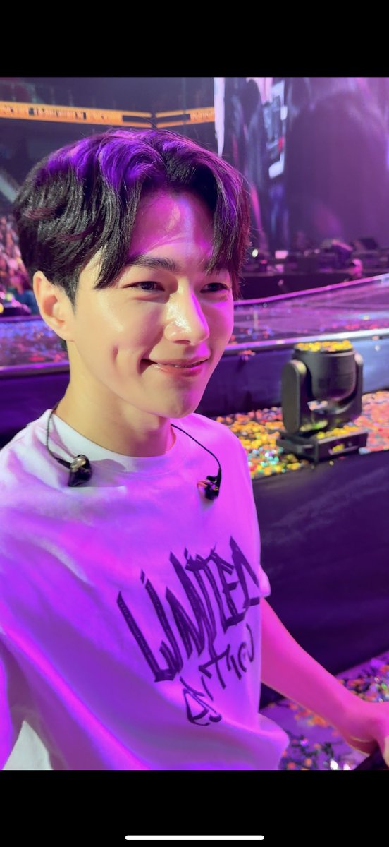 IFNT_visuaL's tweet photo. 와….
김명수..
새삼 뭐 이렇게 잘 생긴거야…
폰카의 권위자.. 😭😎🖤🖤🖤🖤 https://t.co/Rqvi8rqPrX