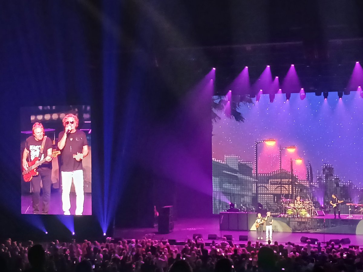A life long debate was settled in LV last night. 

Sammy Hagar &gt;&gt;&gt; David Lee Roth

#52headliners