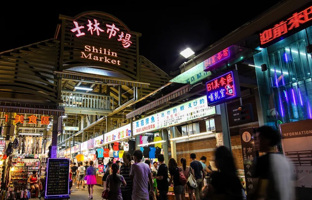 ✨美味しいものがいっぱい！士林夜市で食べ歩きの旅へ🛍️🍜  
こんなに賑やかな場所、ワクワクが止まらない～😍🌃  
台湾の夜市文化を満喫しよう！🇹🇼✨