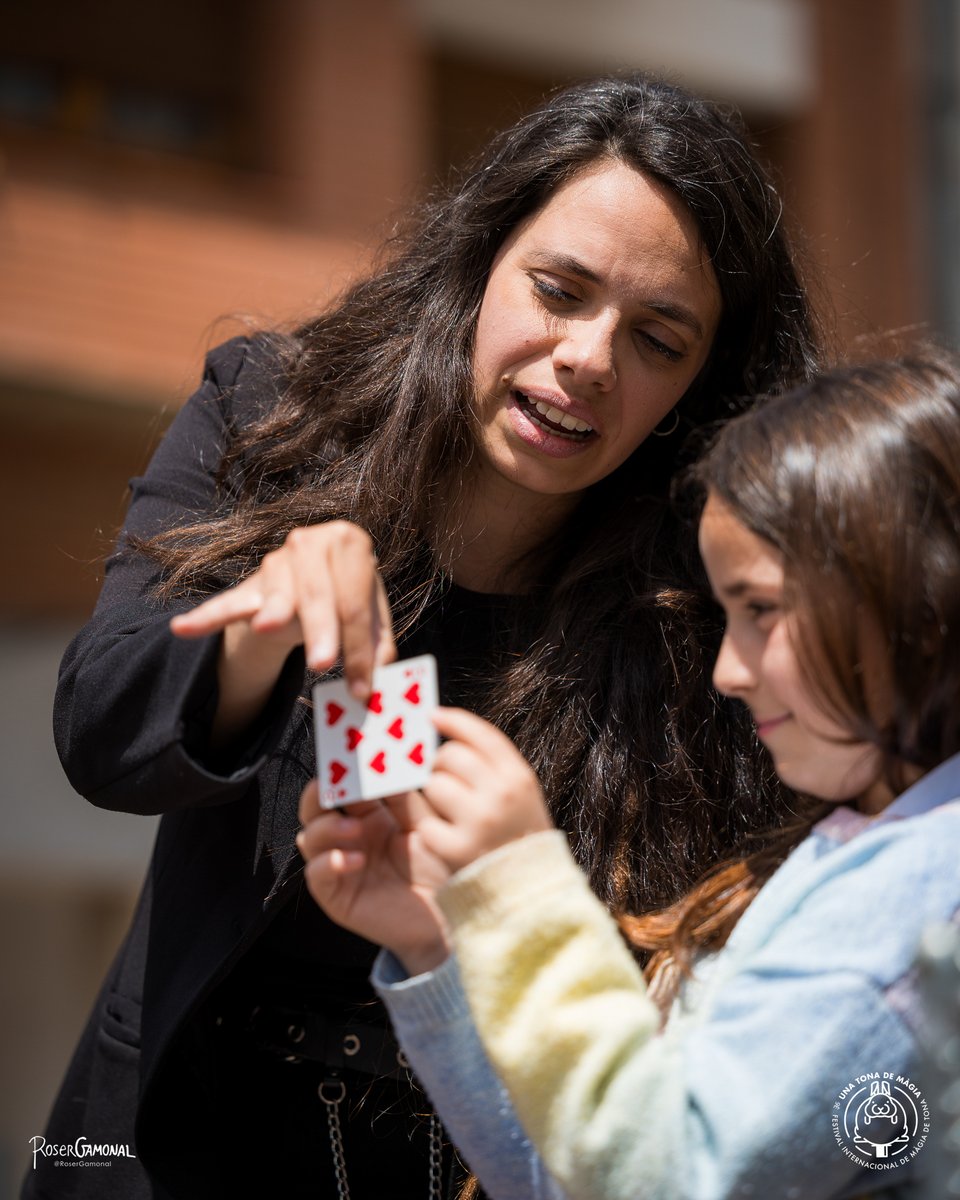 <a href="/tona_aj/">Ajuntament de Tona</a> Dissabte tarda:
➡️17h: Batuka Batraka, Plaça Major
➡️17:30h: Patricia Ferrero, Plaça Major
➡️18h: Gala Internacional, La Canal
➡️18:30h: Gneis, C/ Major, 15
➡️21:30h: Gala Internacional, La Canal

🎫 Entrades: f.mtr.cool/lmrmswbdfs

#UnaTonaDeMàgia2025 <a href="/tona_aj/">Ajuntament de Tona</a>