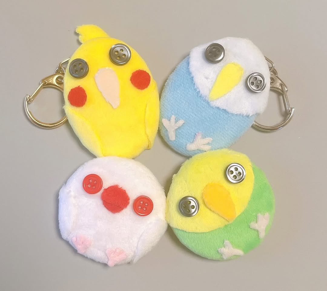 Queue_de_cle's tweet photo. 明日5/11の
ワークショップはこちら！

オリジナル鳥さん作ろう！
缶バッジorキーホルダー

好きな色の布を使ってオリジナルのとりさん缶バッジorキーホルダーを作ります。

当日参加OKですので、
ふらっとお立ち寄り下さいね☺

#クーデクレ #からほりらへん 
#あべの天王寺ええEXPO
#あべのハルカス https://t.co/pDQ88hH5vf