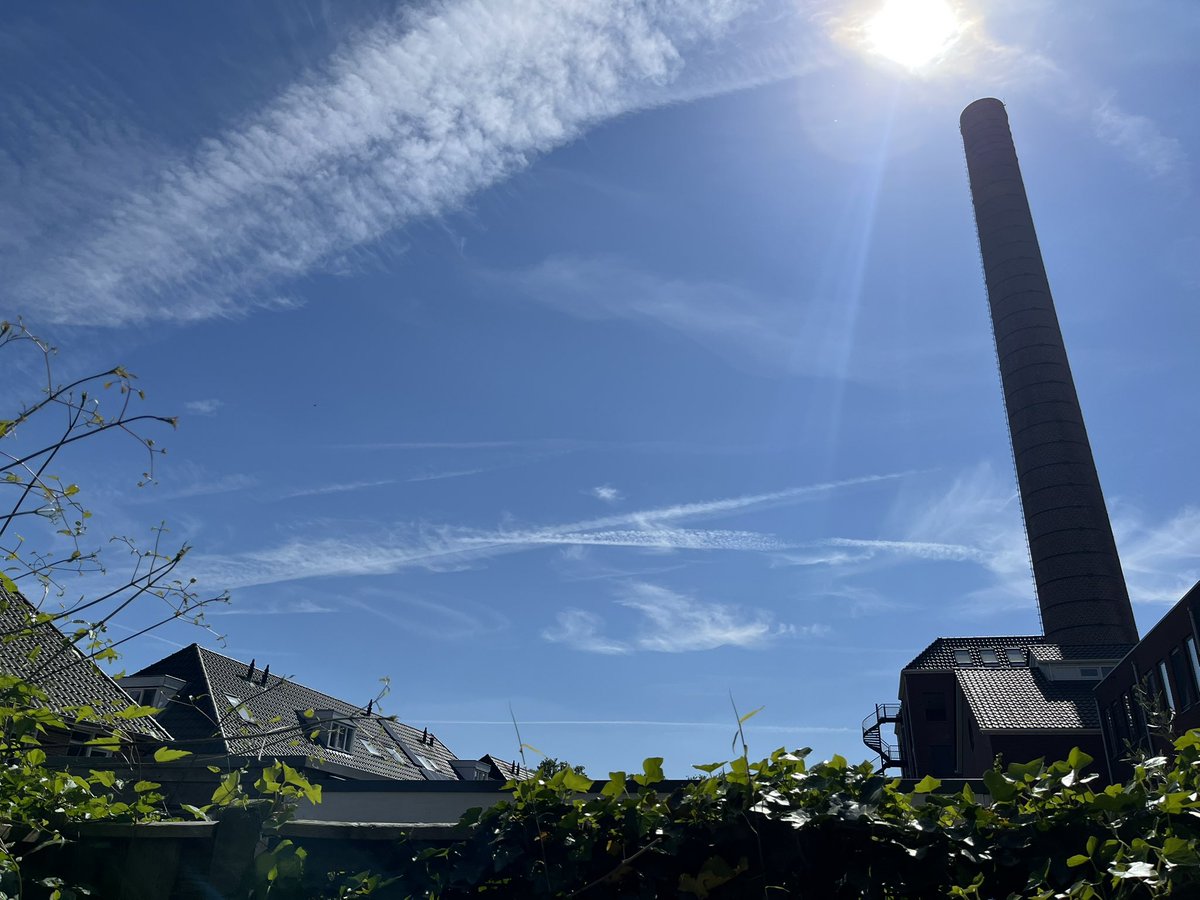 dereactie's tweet photo. Beste @NOS, @volkskrant, @weeronline, @NUnl kunnen jullie mij uitleggen wat dit voor wolken zijn? Ze waaieren van heel smal naar heel breed uit. https://t.co/t7RS2LTIGl