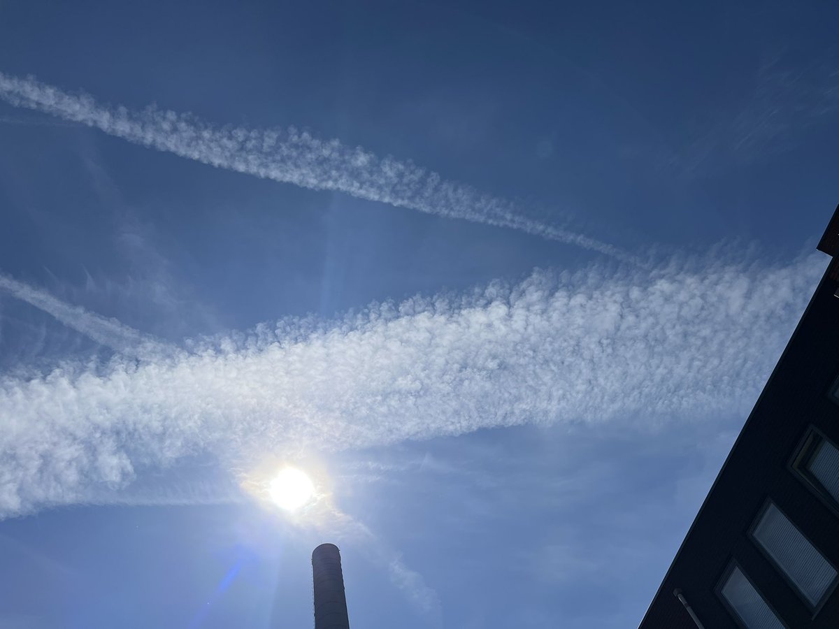 dereactie's tweet photo. Beste @NOS, @volkskrant, @weeronline, @NUnl kunnen jullie mij uitleggen wat dit voor wolken zijn? Ze waaieren van heel smal naar heel breed uit. https://t.co/t7RS2LTIGl
