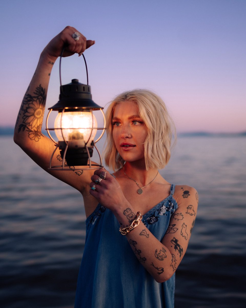 KhaleesiKy's tweet photo. good lantern, better lake https://t.co/UUDtb54HXP