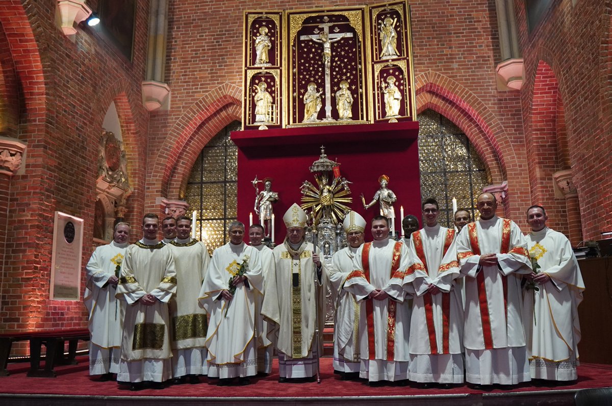 O powołaniu, tajemnicy subiektywnego wyboru człowieka, obiektywnego wyboru Kościoła i ostatecznego źródła powołania, Boga, mówił abp Kupny w katedrze wrocławskiej. Przewodniczył liturgii, w czasie której święcenia diakonatu otrzymało pięciu alumnów.
wroclaw.gosc.pl/doc/9255373.Sw…