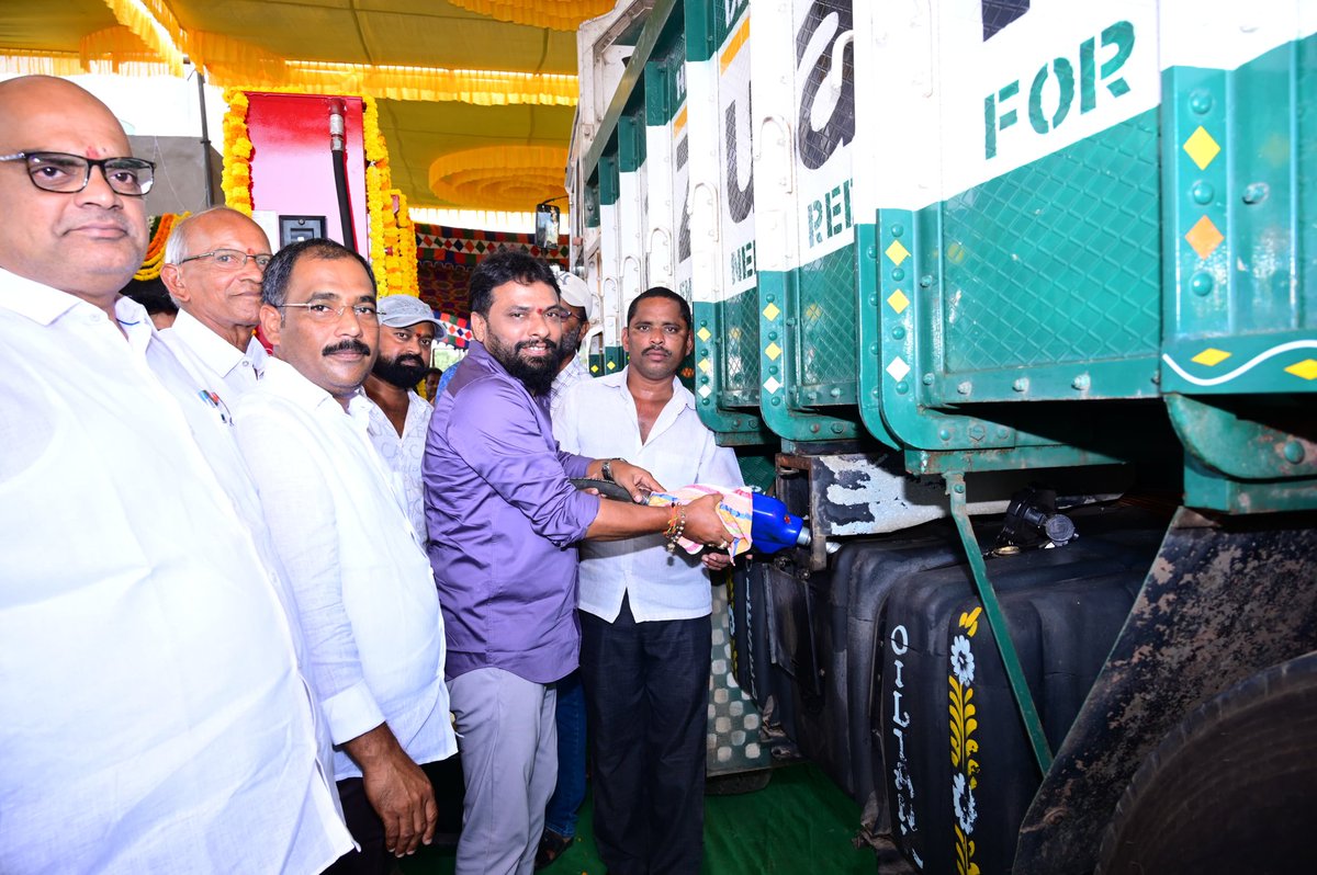 ap_lfb_ims44023's tweet photo. కాకినాడ రూరల్ లో వినియోగదారుల డీజిల్ బంక్  ప్రారంభోత్సవ వేడుకల్లో పాల్గొన్న కార్మిక మంత్రి వర్యులు గౌరవ శ్రీ వాసంశెట్టి సుభాష్ గారు.

#newopening #openingcermony 
#nda #kakinada #rural #development #konaseema #ramachandrapuram #vasamsettisubash https://t.co/jsJXQhhWnT