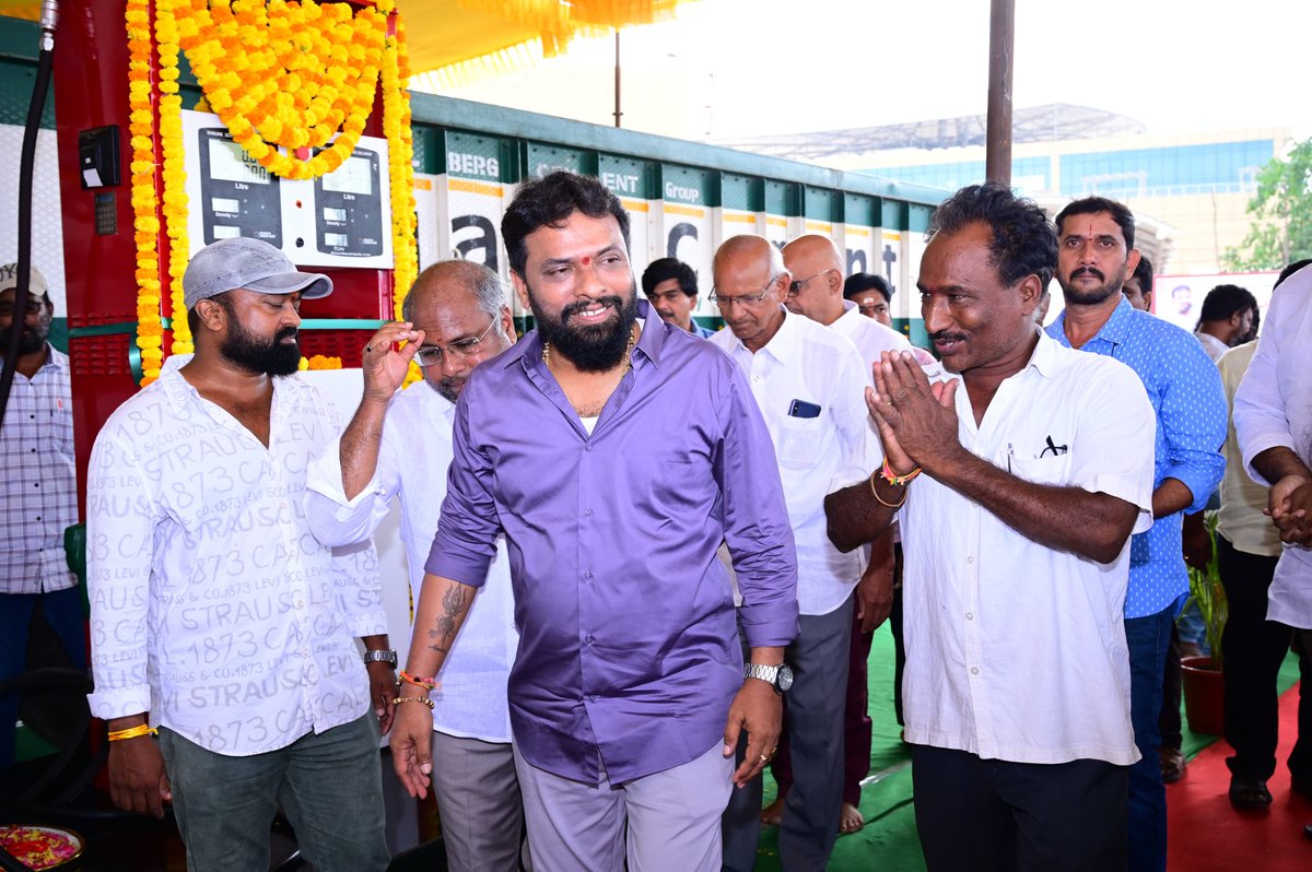 ap_lfb_ims44023's tweet photo. కాకినాడ రూరల్ లో వినియోగదారుల డీజిల్ బంక్  ప్రారంభోత్సవ వేడుకల్లో పాల్గొన్న కార్మిక మంత్రి వర్యులు గౌరవ శ్రీ వాసంశెట్టి సుభాష్ గారు.

#newopening #openingcermony 
#nda #kakinada #rural #development #konaseema #ramachandrapuram #vasamsettisubash https://t.co/jsJXQhhWnT