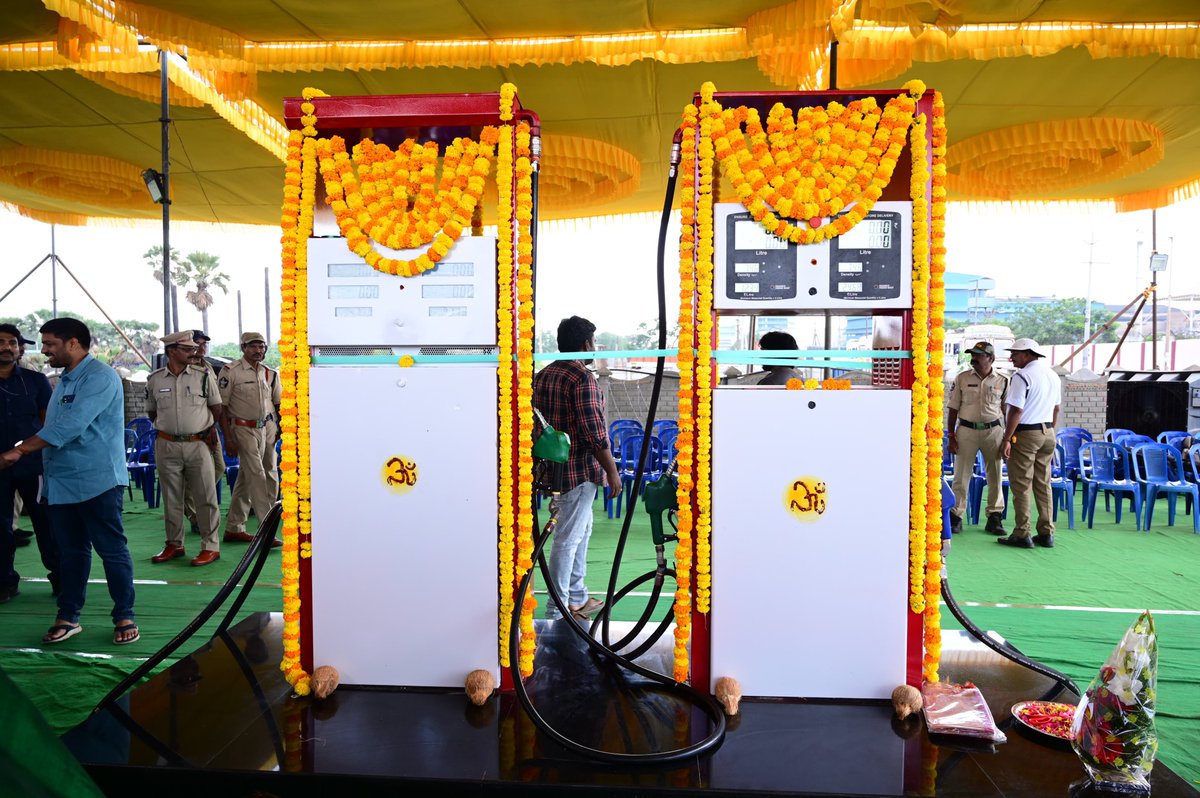 ap_lfb_ims44023's tweet photo. కాకినాడ రూరల్ లో వినియోగదారుల డీజిల్ బంక్  ప్రారంభోత్సవ వేడుకల్లో పాల్గొన్న కార్మిక మంత్రి వర్యులు గౌరవ శ్రీ వాసంశెట్టి సుభాష్ గారు.

#newopening #openingcermony 
#nda #kakinada #rural #development #konaseema #ramachandrapuram #vasamsettisubash https://t.co/jsJXQhhWnT