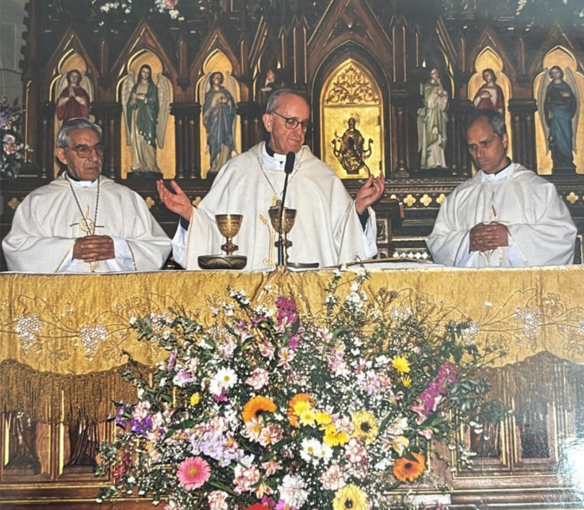 Francisco y Leon XIV celebrando misa en mi colegio (San Agustín) en el 2006…🚀🚀🚀