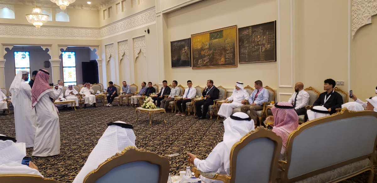 al_jaafarii's tweet photo. زار وفد من جامعة بيركلي الأمريكية مجلس أسرة الجعفري الطيار بالأحساء،
استقبلهم عميد وأبناء الأسرة حيث استُقبلوا بالحفاوة والترحيب.
واطّلعوا على تاريخ المجلس وروح الترابط الأسري.
عبّروا عن إعجابهم بالنموذج الاجتماعي.
وخُتمت الزيارة بهدايا من تمور الأحساء الفاخرة وصورة جماعية. https://t.co/CGyyrKEyUI