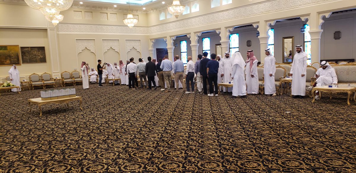 al_jaafarii's tweet photo. زار وفد من جامعة بيركلي الأمريكية مجلس أسرة الجعفري الطيار بالأحساء،
استقبلهم عميد وأبناء الأسرة حيث استُقبلوا بالحفاوة والترحيب.
واطّلعوا على تاريخ المجلس وروح الترابط الأسري.
عبّروا عن إعجابهم بالنموذج الاجتماعي.
وخُتمت الزيارة بهدايا من تمور الأحساء الفاخرة وصورة جماعية. https://t.co/CGyyrKEyUI