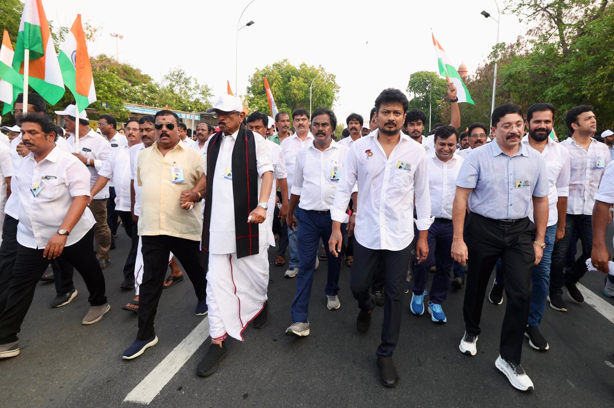 Udhaystalin's tweet photo. எல்லையில் நின்று நாட்டை காக்கும் நம் இராணுவ வீரர்களுக்கு ஆதரவாகவும் - அவர்களின் தியாகத்தை போற்றுகிற வகையிலும், மாண்புமிகு முதலமைச்சர் @mkstalin அவர்கள் தலைமையில் நடைபெற்ற மாபெரும் பேரணியில் இன்று பங்கேற்றோம்.

சென்னை காமராஜர் சாலை முதல் போர் நினைவுச் சின்னம் வரை முன்னாள் இராணுவ வீரர்கள் - காவல்துறையினர் - பொதுமக்கள் திரண்டு வந்து தமிழ்நாடு அரசோடு இணைந்து நம் இராணுவ வீரர்களுக்கு ஆதரவாக ஊக்கமளித்தார்கள்.

பேரணியின் நிறைவில் போரில் வீர மரணம் அடைந்த வீரர்களின் திருவுருவப்படங்களுக்கு முதலமைச்சர் அவர்களோடு இணைந்து மலர்தூவி மரியாதை செலுத்தினோம்!