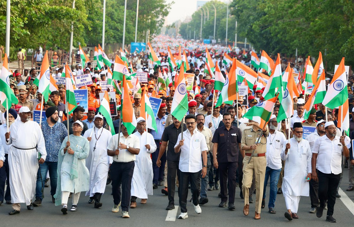 Udhaystalin's tweet photo. எல்லையில் நின்று நாட்டை காக்கும் நம் இராணுவ வீரர்களுக்கு ஆதரவாகவும் - அவர்களின் தியாகத்தை போற்றுகிற வகையிலும், மாண்புமிகு முதலமைச்சர் @mkstalin அவர்கள் தலைமையில் நடைபெற்ற மாபெரும் பேரணியில் இன்று பங்கேற்றோம்.

சென்னை காமராஜர் சாலை முதல் போர் நினைவுச் சின்னம் வரை முன்னாள் இராணுவ வீரர்கள் - காவல்துறையினர் - பொதுமக்கள் திரண்டு வந்து தமிழ்நாடு அரசோடு இணைந்து நம் இராணுவ வீரர்களுக்கு ஆதரவாக ஊக்கமளித்தார்கள்.

பேரணியின் நிறைவில் போரில் வீர மரணம் அடைந்த வீரர்களின் திருவுருவப்படங்களுக்கு முதலமைச்சர் அவர்களோடு இணைந்து மலர்தூவி மரியாதை செலுத்தினோம்!