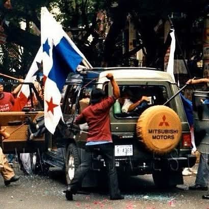 BlandonJose's tweet image. Los panameñistas conmemoramos el 10 de mayo de cada año, dos sucesos históricos que nos recuerdan nuestro pasado de luchas y sacrificios. El 10 de mayo de 1951 cuando los militares atacan la Presidencia y derrocan al Presidente Arnulfo Arias, quien al salir lanza desafiante ante…