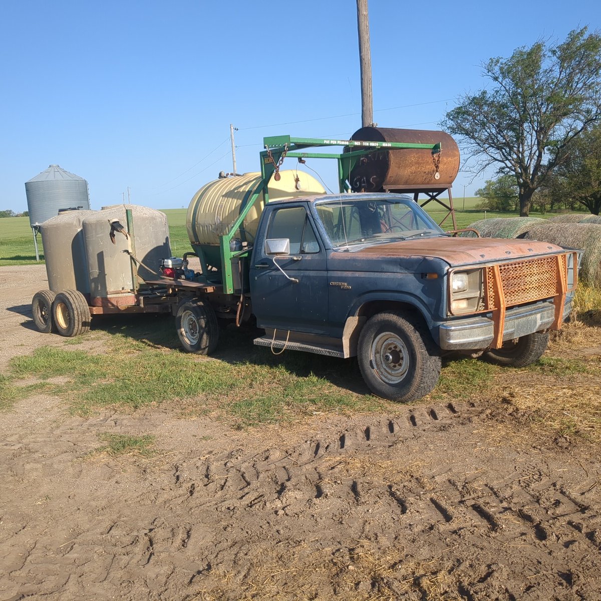 npete16's tweet image. Maybe we would pull a seed tender with it if it wasn't hauling water to pastures