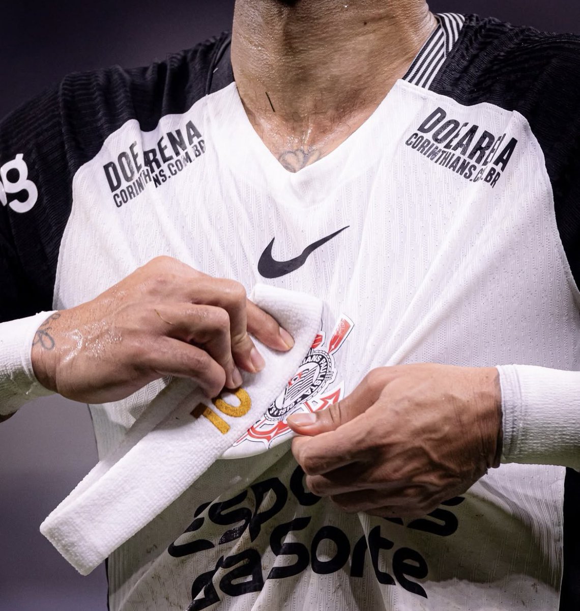 futebol_info's tweet photo. ⚠️ Corinthians recebeu R$ 4,9 milhões da Nike sem cadastrar notas fiscais no sistema.

Essa questão foi um dos motivos para o Conselho Deliberativo do clube reprovar as contas da gestão Augusto Melo em 2024, primeiro ano de mandato do presidente.

O Corinthians, por sua vez, nega a informação e afirma que mantém registro de todas as notas manualmente. Segundo o clube, houve uma "readequação no sistema de gestão" e "todas as notas estão sendo publicadas no sistema". No entanto, o UOL teve acesso a documentos que mostram que, até ontem, nenhuma nota fiscal da Nike para o CT do Corinthians havia sido lançada no sistema.

De abril a dezembro de 2024, o clube recebeu 9.062 produtos da Nike sem registrar no sistema. Marcelo Munhoes, ex-chefe de TI do clube, afirma que, sem o registro, é impossível saber o destino dos produtos. Ou seja, uniformes podem ser desviados para outros fins.

A Ernst & Young, empresa que fazia consultoria ao Corinthians, já havia alertado o Timão de que o não lançamento de notas no sistema colocava o clube em riscos, principalmente fiscais.

Além disso, os valores de cotas do Corinthians superaram em aproximadamente R$ 9 milhões do previsto em contrato. No acordo com a Nike, estão previstos R$ 4 milhões em peças por ano. Em 2024, o Corinthians recebeu R$ 13,2 milhões em uniformes, tanto no Parque São Jorge quanto no CT.

🗞 @UOLEsporte | @livia_camillo_
📸 Rodrigo Coca/SCCP