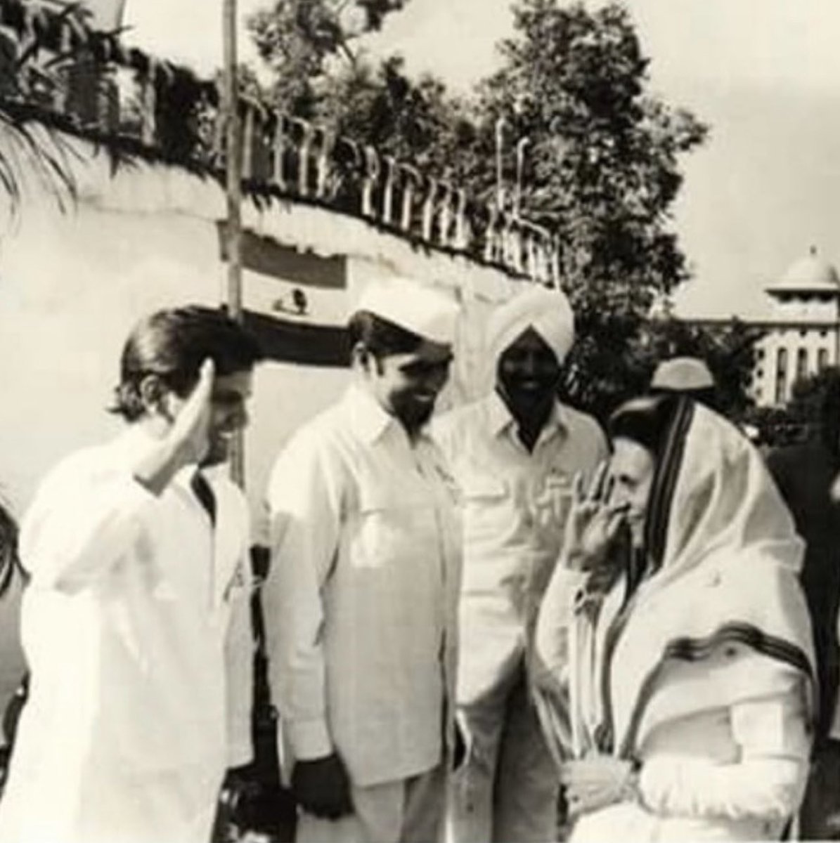 America said back off but Indira Gandhi split a country in two.
Just Iron Lady things. Just India things ! #ironlady #IndiraGandhi #IndianArmy #IndiaPakistanConflict #india #Bangladesh #pakistan
