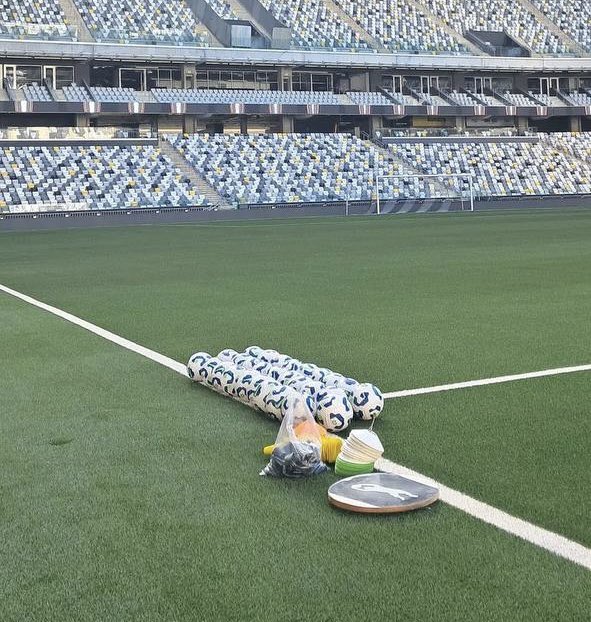 O Atlético treina agora pela manhã na Arena MRV. É o segundo treino do Galo no gramado sintético da Arena. Aliás, o gramado ficou muito bonito, espero que os jogadores tenham uma adaptação rápida.
