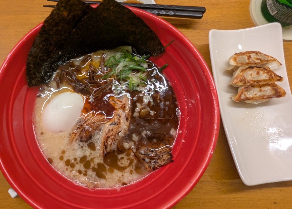 BGCアップダウンにリニューアルオープンした風堂ラーメンへ。赤丸ラーメン１杯585ペソ、日本円だと約1,800円という高級ラーメン的な値段。金持ちだな、フィリピン人は。  #フィリピン #Philippines #BGC #一風堂 #Ippudo