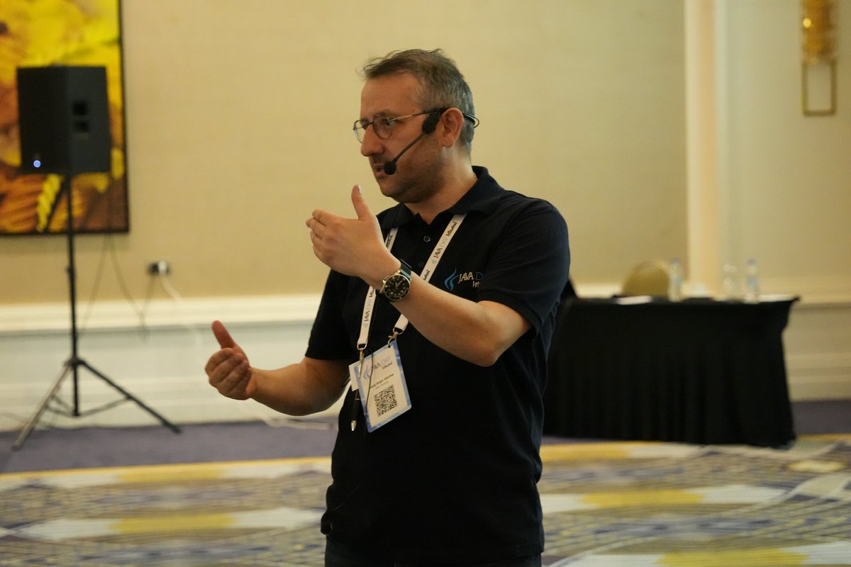 javadayistanbul's tweet image. 📚 Live at #JavaDayIstanbul! Don&apos;t miss our &quot;Effective Java Workshop&quot; with @altugaltintas from ING Türkiye! 📚

Based on Joshua Bloch&apos;s renowned &quot;Effective Java&quot; 3rd edition, this hands-on workshop tackles Java&apos;s common pitfalls and platform subtleties through practical,…