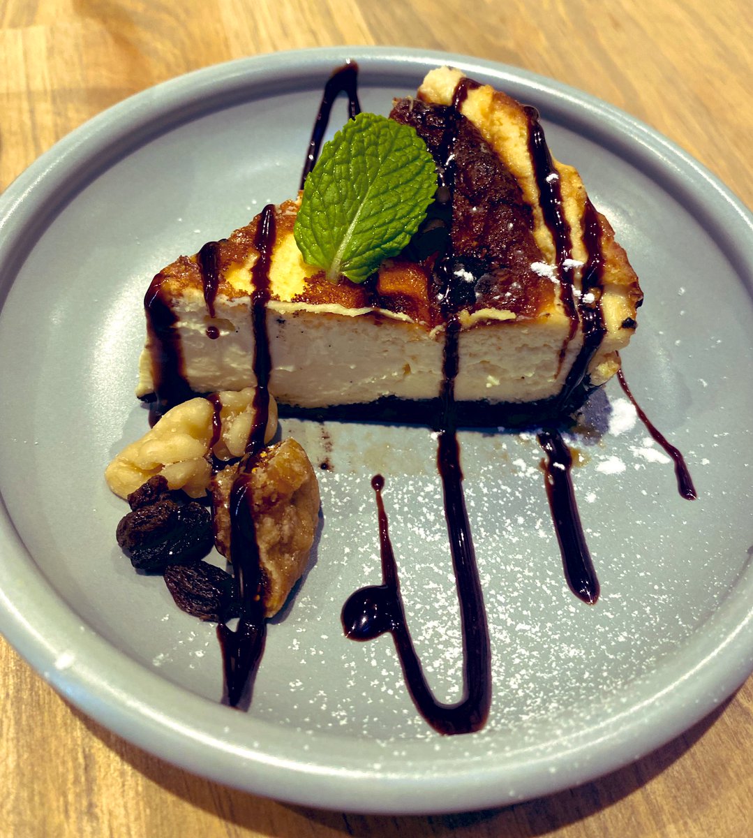 今日はスーツ活終わりに遊びに来て常連のお客様と楽しくビールをいただいた上にデザートも食べる！(RTH各位、ミーティングできずすみません。)

今日のケーキの盛り付けはs!noとTac！
このバスクチーズケーキは神。
ええ店やで！みんなも食べに飲みにおいで！

酔うてます。