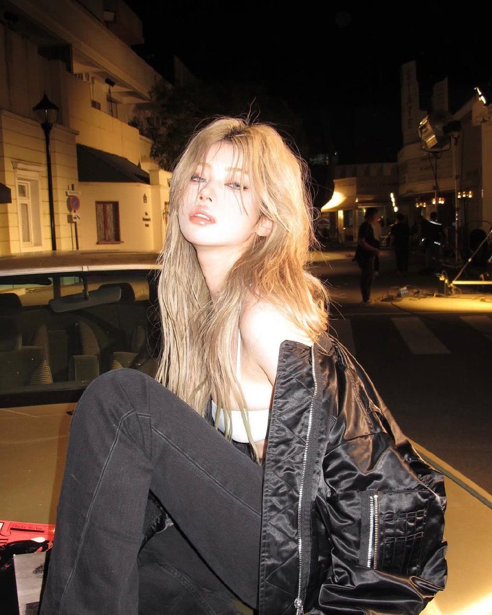 whtxrs's tweet image. Felt like a bad bitch sitting on some strangers car . . . 

Whoops