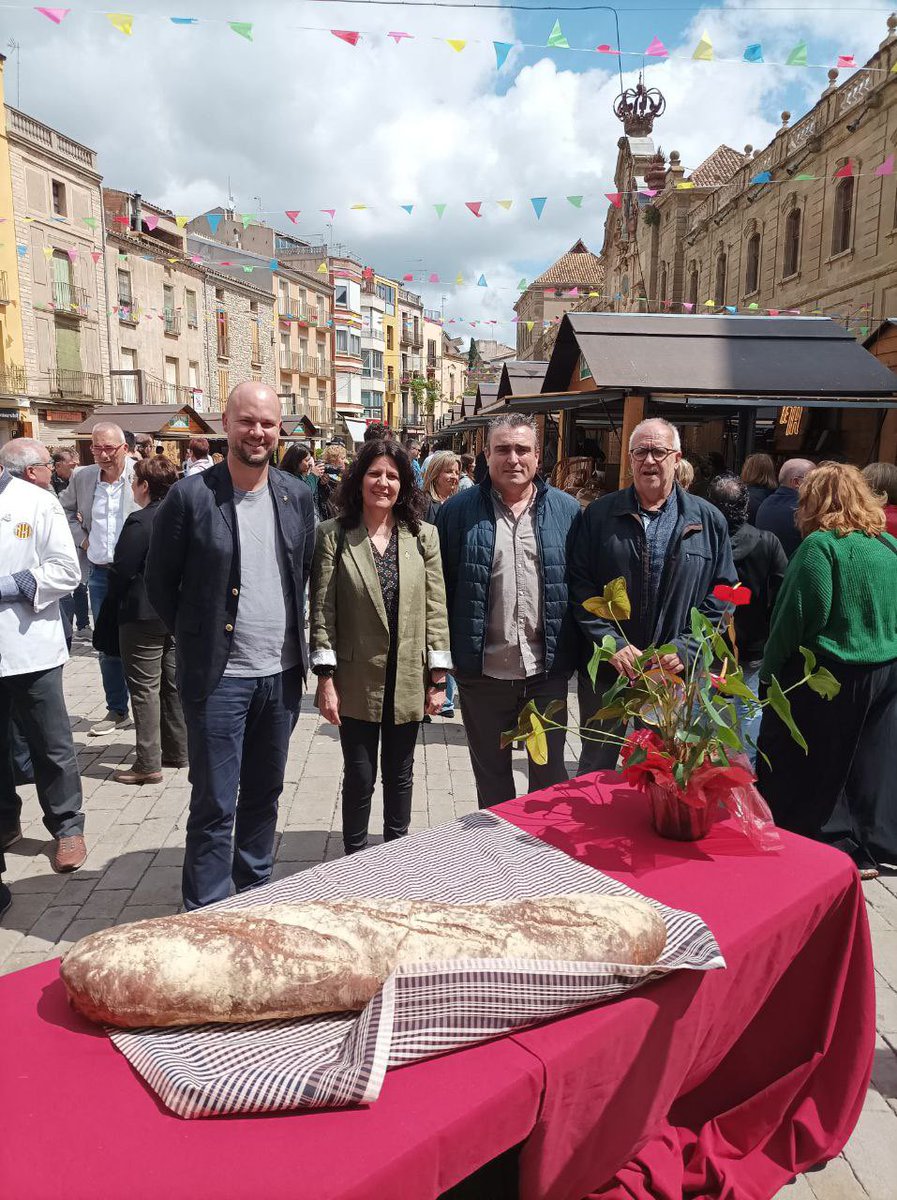 ERC_Cervera's tweet photo. A la Fira del pa i el cereal, on ens ha acompanyat el Vicepresident del Patronat de Promoció econòmica de la @DiputacioLleida @Jordi_Verdu 

@Promo_Economica 

Que tingueu una molt bona Fira!

#79FiraSantIsidre
#fempaís
#proximitat
#Cervera
#LaSegarra https://t.co/0BOBoSeUjU