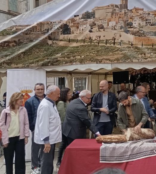 ERC_Cervera's tweet photo. A la Fira del pa i el cereal, on ens ha acompanyat el Vicepresident del Patronat de Promoció econòmica de la @DiputacioLleida @Jordi_Verdu 

@Promo_Economica 

Que tingueu una molt bona Fira!

#79FiraSantIsidre
#fempaís
#proximitat
#Cervera
#LaSegarra https://t.co/0BOBoSeUjU