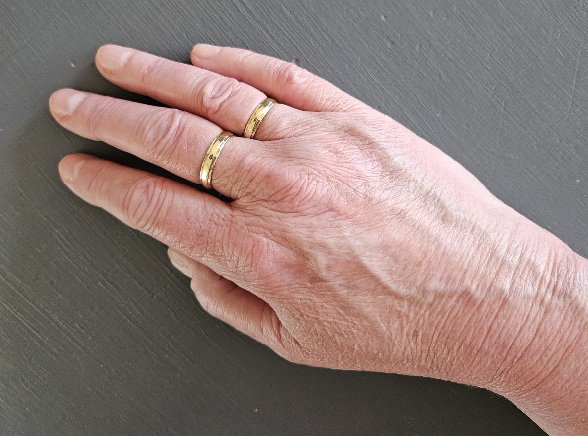 SylsLife's tweet image. Gelukt 🥰
Hij had eigenlijk geen tijd om het meteen te doen (Moederdagdrukte) maar maakte voor mij 'n uitzondering toen hij mijn verhaal hoorde
Ring is ook gepolijst en ik mag terugkomen voor mijn eigen ring, zonder kosten...service, zei hij
Geweldig toch ❤️
#rouw om #mijnlief